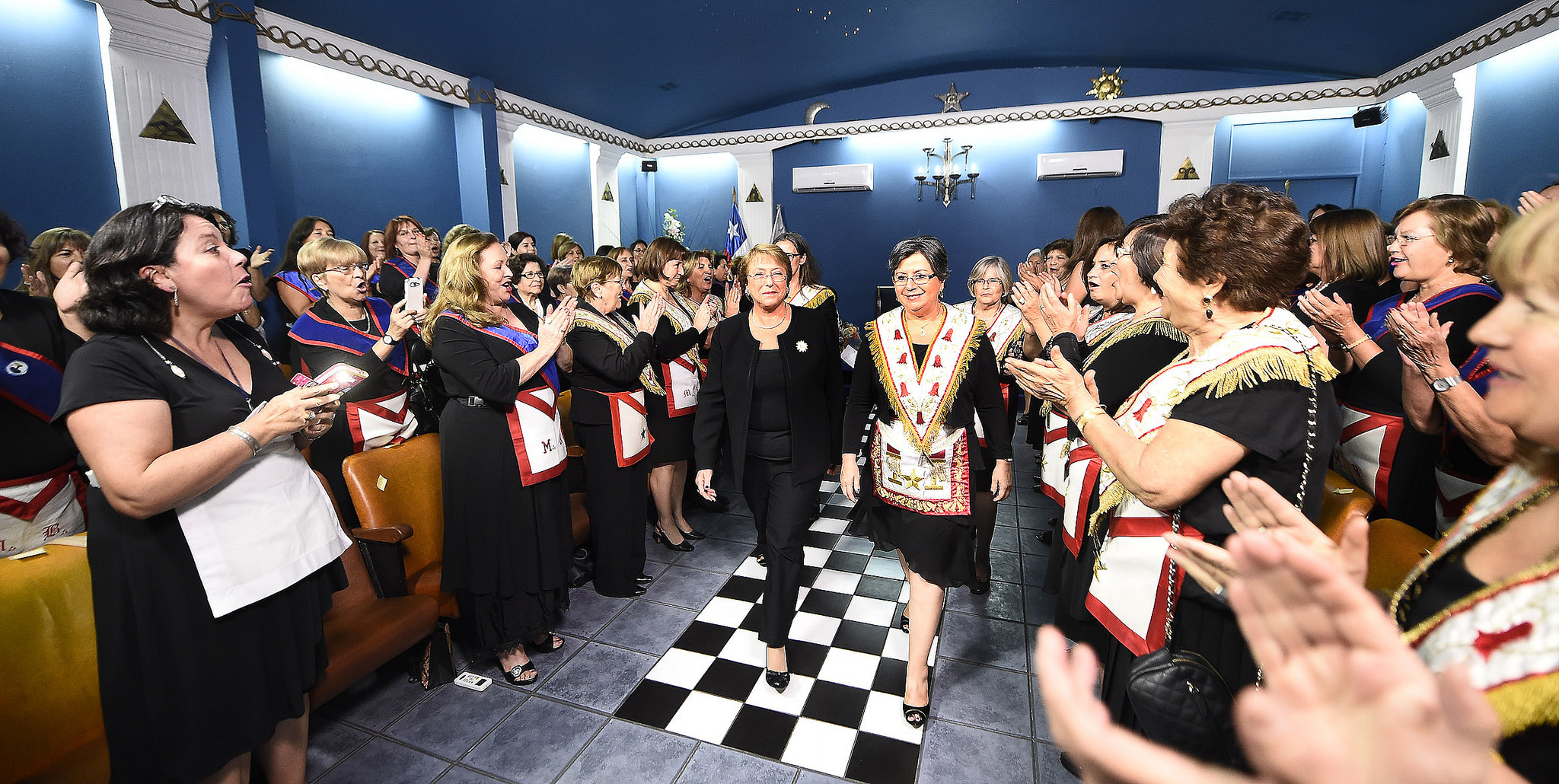 Gran Logia Femenina de Chile distingue a Su Excelencia la Presidenta de la República, Michelle Bachelet Jeria, con la Medalla al Mérito Eliana Corbalán Barbier.