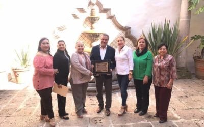 Recuerdo 2919, la MRGL Femenina Michoacana Tarhatzkua, entrega un reconocimiento al Sr Presidente Municipal de Morelia por el apoyo brindado para la realización de III Coloquio de FAMAF.