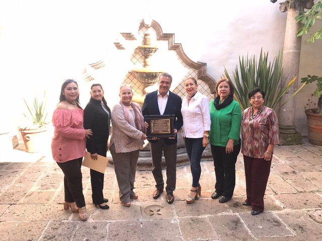 Recuerdo 2919, la MRGL Femenina Michoacana Tarhatzkua, entrega un reconocimiento al Sr Presidente Municipal de Morelia por el apoyo brindado para la realización de III Coloquio de FAMAF.